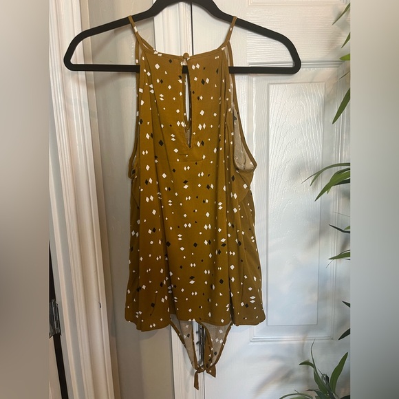 NWT Torrid sleeveless tank with key hole and tie - Picture 9 of 10